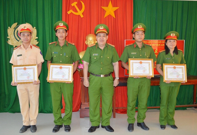 An Giang: Ban Chỉ đạo 389 tỉnh khen thưởng 4 cán bộ, chiến sĩ Công an huyện An Phú - Ảnh 1.