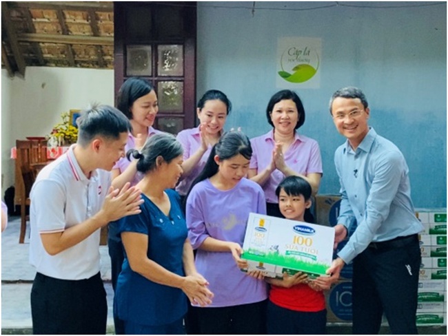 Ông Ngô Công Thắng, Giám đốc Nhà máy sữa Vinamilk Nghệ An đại diện công ty và Quỹ sữa Vươn cao Việt Nam thăm hỏi gia đình và trao tặng học bổng trị giá 50 triệu đồng để hỗ trợ chị em Đạt.