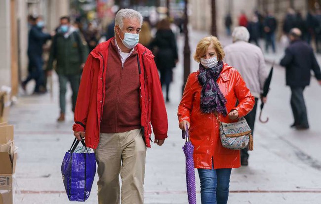 Tây Ban Nha ban bố tình trạng khẩn cấp khi số ca nhiễm COVID-19 tăng cao - Ảnh 1.