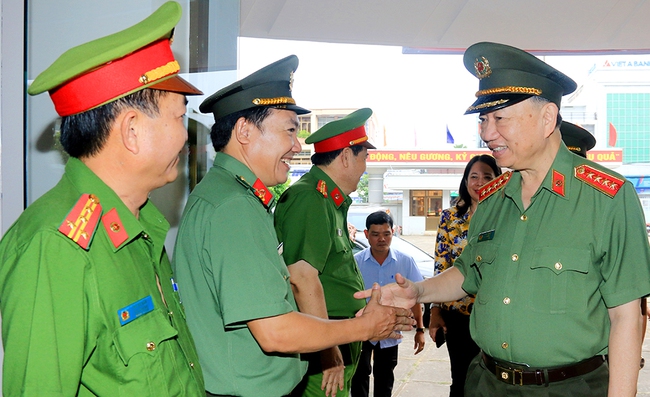Bộ trưởng Bộ Công an thăm và làm việc tại Công an tỉnh An Giang - Ảnh 1.
