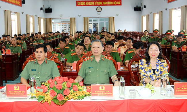 Bộ trưởng Bộ Công an thăm và làm việc tại Công an tỉnh An Giang - Ảnh 4.