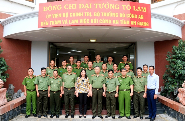 Bộ trưởng Bộ Công an thăm và làm việc tại Công an tỉnh An Giang - Ảnh 6.