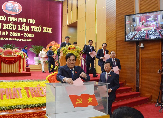 Phú Thọ: Ra mắt ban chấp hành Đảng bộ tỉnh lần thứ 19 nhiệm kỳ 2020 – 2025 - Ảnh 2.