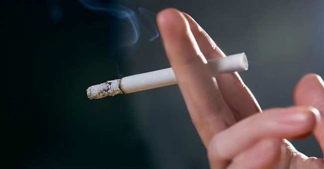 Sẽ bị phạt 1 triệu đồng nếu bố mẹ sai con nhỏ đi mua thuốc lá - Ảnh 1.