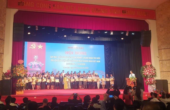 Quận Cầu Giấy (Hà Nội) tổ chức gặp mặt, biểu dương các doanh nghiệp, doanh nhân tiêu biểu nhân ngày Doanh nhân Việt Nam - Ảnh 2.