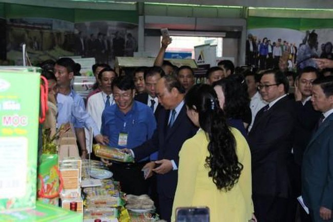Thủ tướng Nguyễn Xuân Phúc tham quan gian hàng giới thiệu đặc sản miến So và các mặt hàng thủ công mỹ nghệ và sản phẩm OCOP Thủ đô
