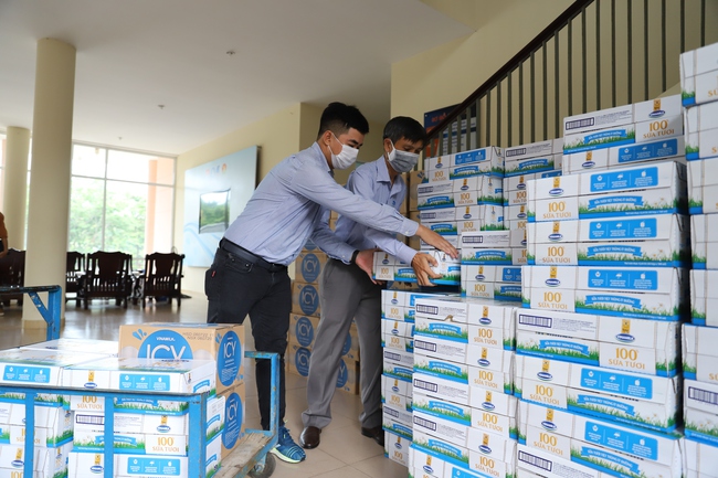 Mới đây Vinamilk cũng đã trao tặng 1 tỷ đồng các sản phẩm sữa cho các khu vực cách ly tập trung của Đà Nẵng, Quảng Nam và Quảng Ngãi