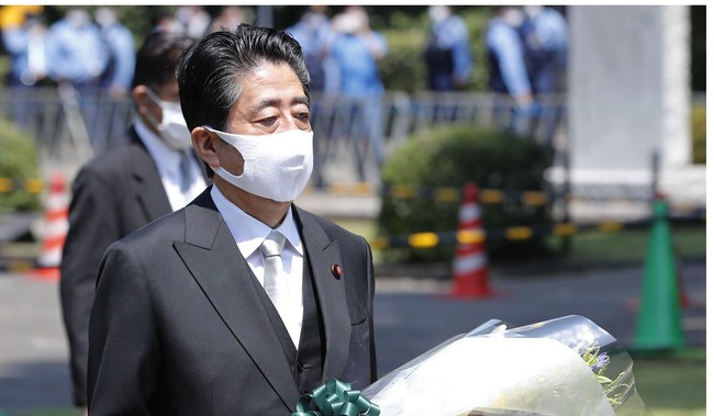Thủ tướng Nhật Bản Shinzo Abe đặt hoa tại Nghĩa trang Quốc gia Chidorigafuchi ở Tokyo 15/8. Ảnh: Kyodo