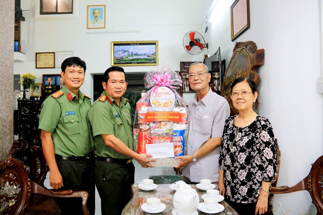 Thăm, tặng quà gia đình đồng chí Lê Phú Hội, nguyên Bí thư tỉnh ủy