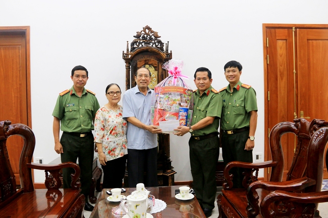 Thăm, tặng quà gia đình đồng chí Nguyễn Hoàng Việt, nguyên Ủy viên Trung ương đảng, nguyên Phó Ban tổ chức Trung ương, nguyên Bí thư tỉnh ủy