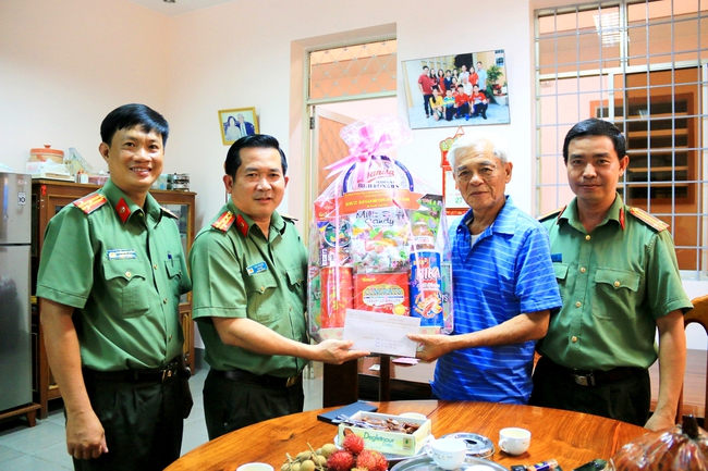 Thăm, tặng quà gia đình đồng chí Nguyễn Hữu Khánh, nguyên Ủy viên Trung ương Đảng, nguyên Bí thư tỉnh ủy