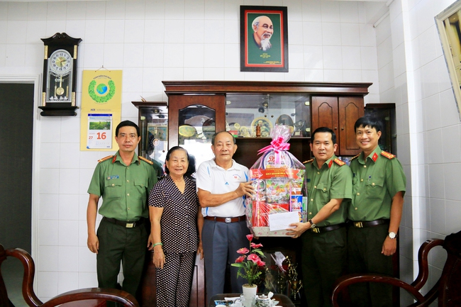 Thăm, tặng quà gia đình đồng chí Nguyễn Thanh Hoàng, nguyên Giám đốc Công an tỉnh