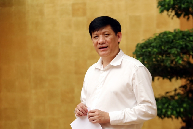 GS.TS Nguyễn Thanh Long- Quyền Bộ trưởng Bộ Y tế nhấn mạnh công tác giám sát rất quan trọng, lãnh đạo Bộ Y tế đã yêu cầu các nhà thuốc phải giám sát chặt các trường hợp mua thuốc nghi ngờ như ốm, ho, sốt . Ảnh: Đình Nam