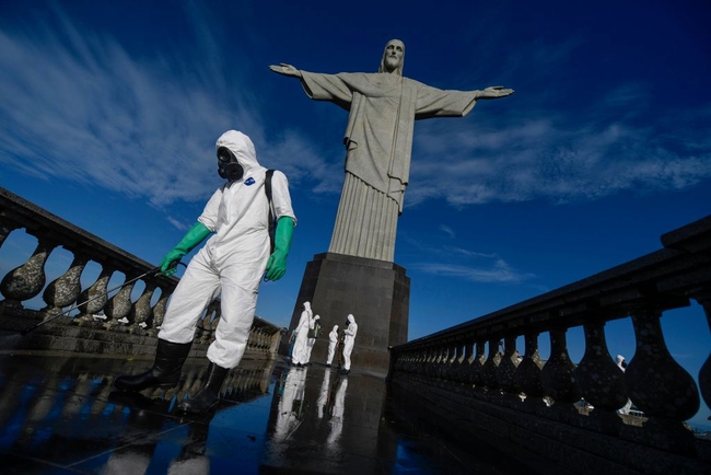 Binh sĩ Brazil phun khử khuẩn tượng Chúa cứu thế ở Rio De Janeiro. Ảnh: AFP
