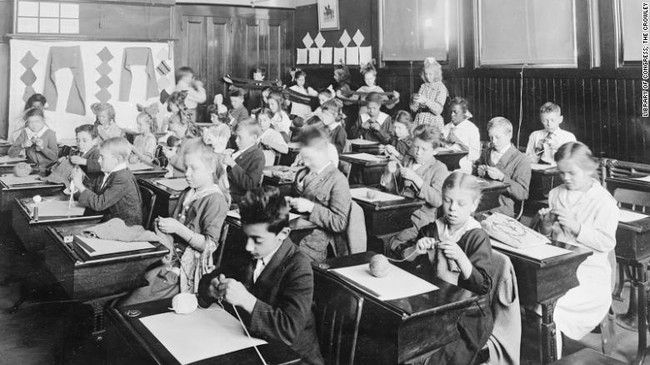 Học sinh lớp 5 đan cho 1 dự án của Hội C đỏ thanh niên ở Plainfield, NJ năm 1918