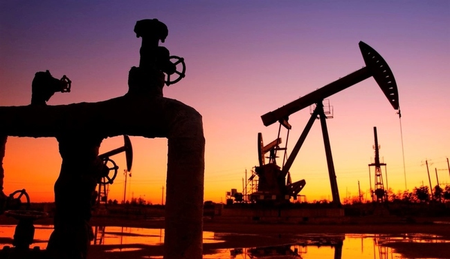 Giá dầu lao dốc do hàng tồn kho Mỹ tăng cao - Ảnh 1.