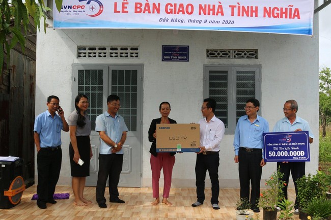 Tổng Cty Điện lực miền Trung và Cty Điện lực Đắk Nông bàn giao nhà tình nghĩa cho hộ nghèo tại Đắk Nông.