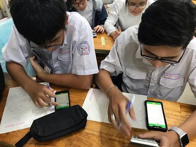 Học sinh được phép dùng điện thoại trong lớp để phục vụ học tập - Ảnh 1.