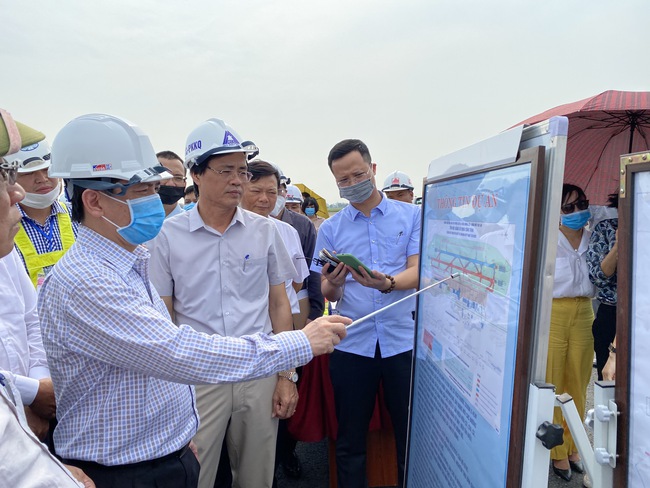 Bộ trưởng Bộ GTVT Nguyễn Văn Thể trực tiếp kiểm tra hiện trường dự án sửa chữa đường băng sân bay Nội Bài. Ảnh: VGP/Phan Trang.