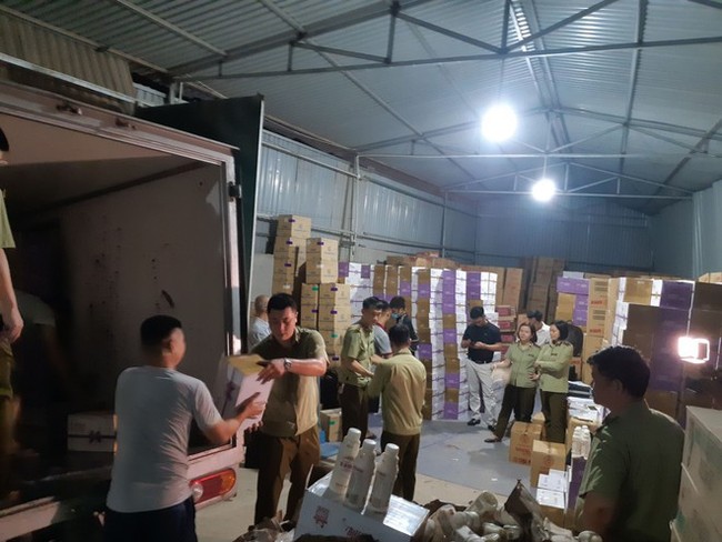 Hà Nội: Thu giữ hơn 10.000 chai sữa chua không rõ nguồn gốc - Ảnh 1.