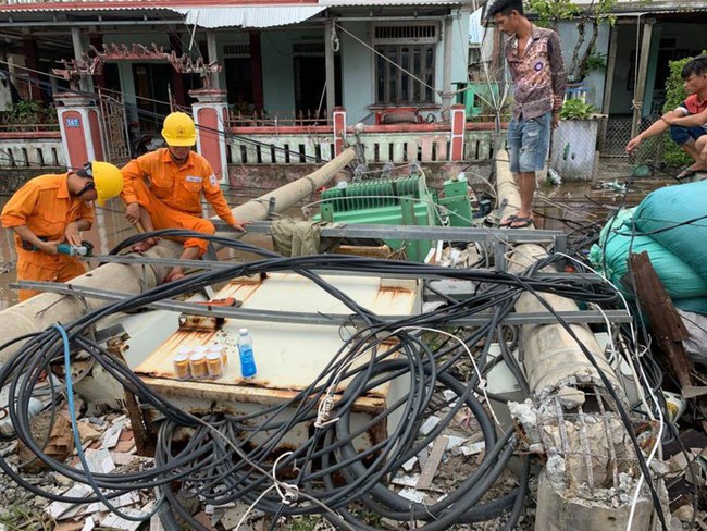 Trạm biến áp ở thị trấn Thuận An (Thừa Thiên Huế) đổ sụp sau bão số 5.