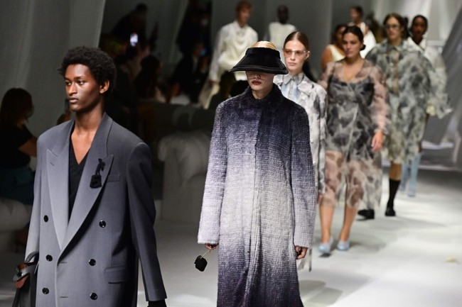 Tuần lễ thời trang Milan: Fendi và Dolce & Gabbana lấy cảm hứng từ Covid-19 - Ảnh 2.