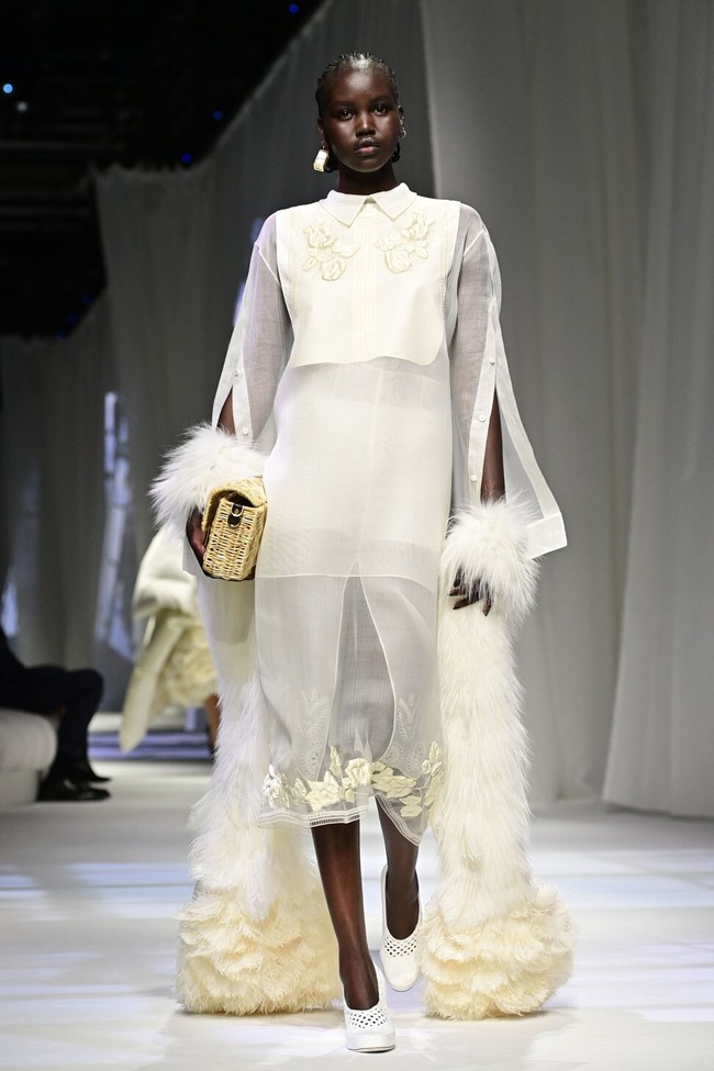 Tuần lễ thời trang Milan: Fendi và Dolce & Gabbana lấy cảm hứng từ Covid-19 - Ảnh 4.