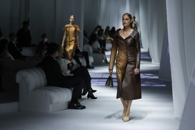 Tuần lễ thời trang Milan: Fendi và Dolce & Gabbana lấy cảm hứng từ Covid-19 - Ảnh 6.