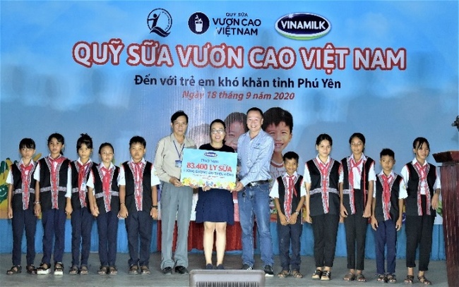 Quỹ sữa vươn cao Việt Nam 2020: Vinamilk tặng sữa cho các em học sinh là con em đồng bào dân tộc thiểu số - Ảnh 1.