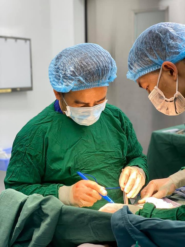 Bác sĩ Cao Ly thực hiện phẫu thuật thẩm mỹ tại Bệnh viện Đa khoa Hồng Hà