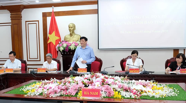 GS.TS Nguyễn Thanh Long- Quyền Bộ trưởng Bộ Y tế - Trưởng đoàn công tác của Bộ Y tế làm việc tại Hà Nam. Ảnh: Trần Minh
