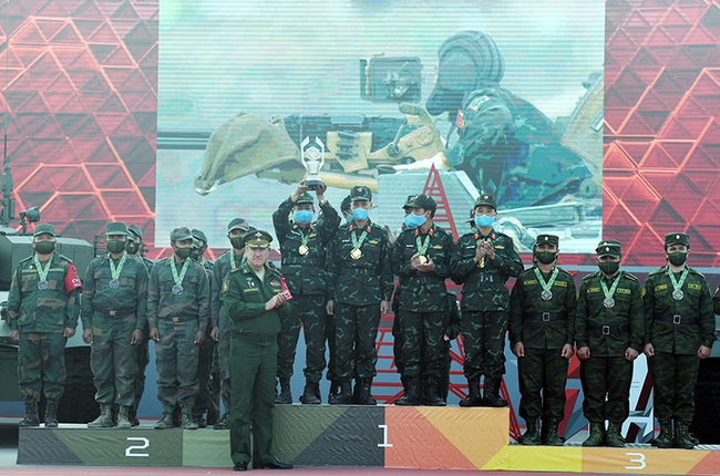 Ban tổ chức trao Huy chương Vàng cho Đội tuyển Xe tăng Quân đội nhân dân Việt Nam.