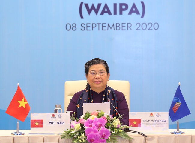Phó Chủ tịch Thường trực Quốc hội Tòng Thị Phóng, Trưởng đoàn Đại biểu Quốc hội Việt Nam tại AIPA 41, phát biểu tại Hội nghị nữ nghị sĩ AIPA. Ảnh: VGP/Nhật Bắc