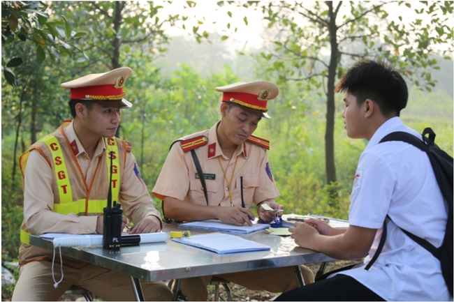 Công an huyện Đan Phượng thực hiện cao điểm xử lý học sinh vi phạm giao thông- Ảnh 1.