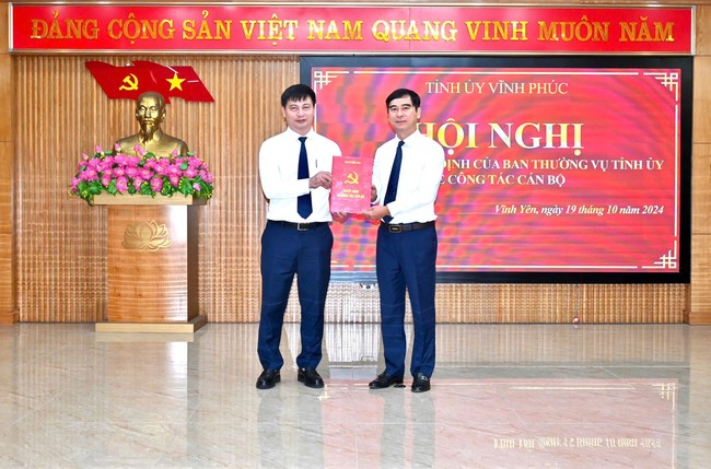 Vĩnh Phúc: Ông Nguyễn Trung Hải nhận chức Bí thư Thành ủy Vĩnh Yên nhiệm kỳ 2020-2025- Ảnh 1.