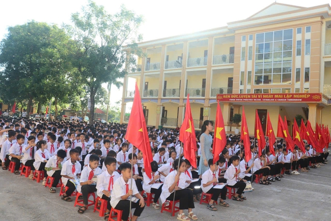 Công an huyện Lạng Giang: Ra quân cao điểm đảm bảo ATGT cho học sinh- Ảnh 2.