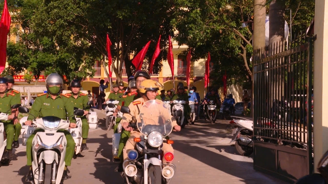 Công an huyện Lạng Giang: Ra quân cao điểm đảm bảo ATGT cho học sinh- Ảnh 5.