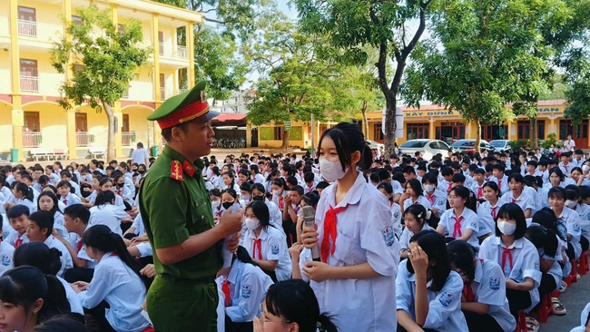 Công an huyện Lạng Giang: Ra quân cao điểm đảm bảo ATGT cho học sinh- Ảnh 3.