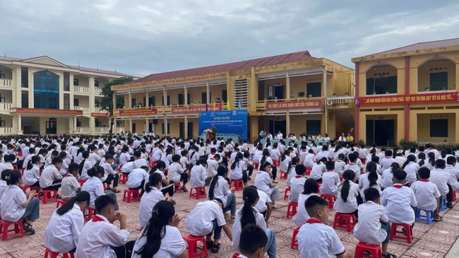 Công an huyện Lục Nam: Tăng cường các biện pháp bảo đảm ATGT đối với học sinh- Ảnh 2.