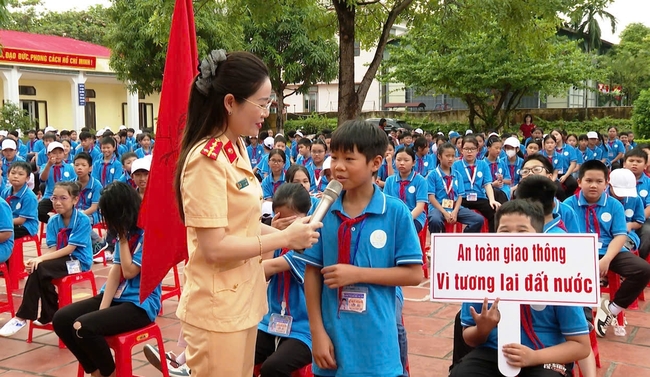 Công an TP Ninh Bình: Triển khai tháng cao điểm đảm bảo TTATGT lứa tuổi học sinh- Ảnh 3.