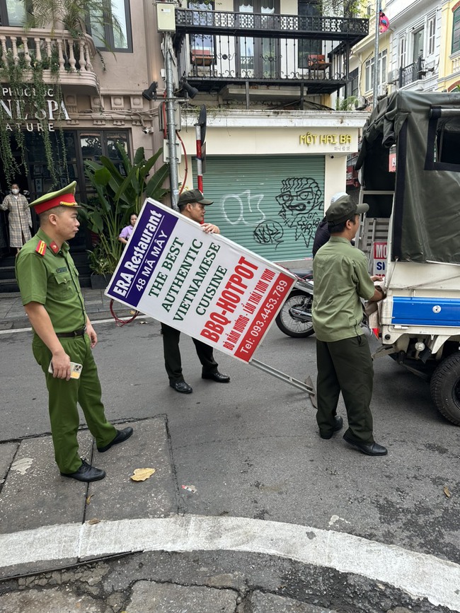 Ban Chỉ đạo 197 phường Hàng Buồm ra quân xử lý vi phạm trật tự đô thị- Ảnh 2.