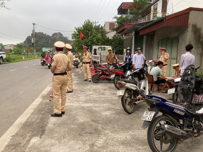 Ninh Bình: Công an huyện Hoa Lư tăng cường đảm bảo trật tự an toàn giao thông- Ảnh 3.