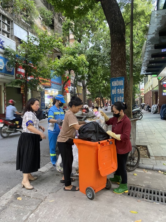 Quận Hoàn Kiếm: Đồng loạt triển khai phân loại rác tại nguồn- Ảnh 2.