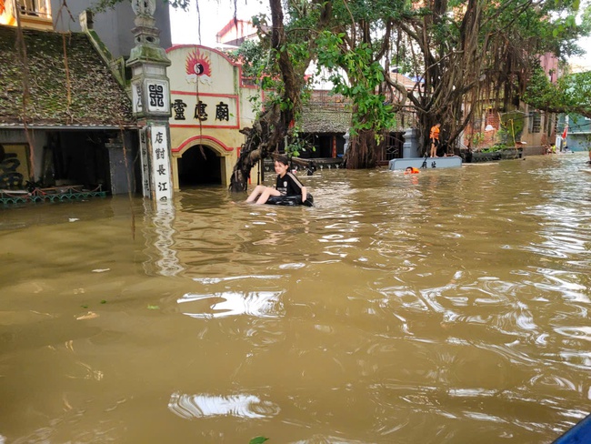 Bắc Giang: Trao 150 suất quà, thực phẩm thiết yếu cho người dân vùng lũ cô lập- Ảnh 5.