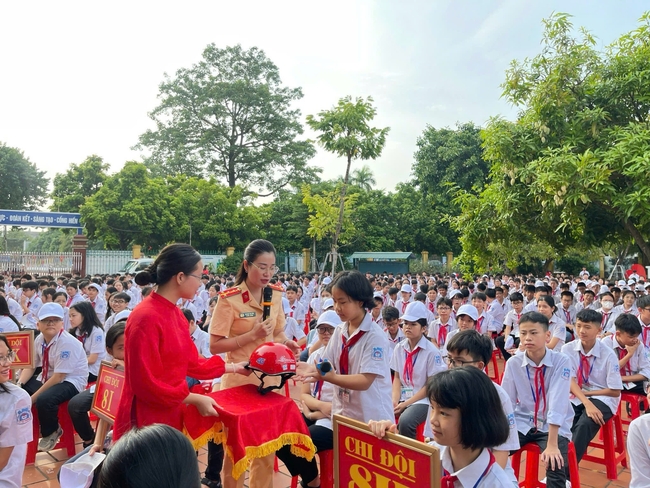 Công an TP Ninh Bình tuyên truyền, phổ biến kiến thức pháp luật về an toàn giao thông cho học sinh- Ảnh 6.