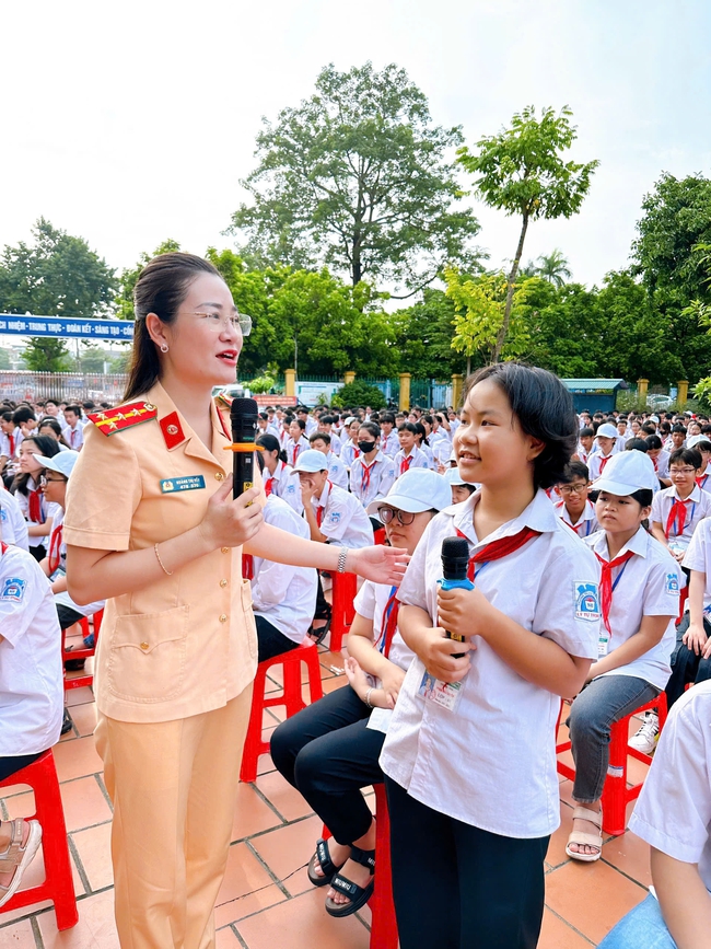 Công an TP Ninh Bình tuyên truyền, phổ biến kiến thức pháp luật về an toàn giao thông cho học sinh- Ảnh 4.