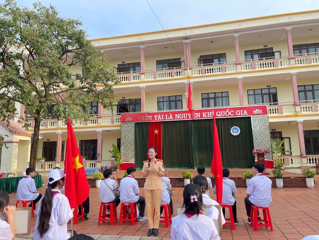 Công an TP Ninh Bình tuyên truyền, phổ biến kiến thức pháp luật về an toàn giao thông cho học sinh- Ảnh 2.