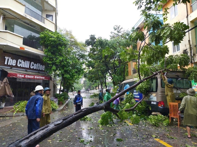 Hà Nội: Người dân Thủ đô chung tay khắc phục hậu quả bão số 3- Ảnh 2.