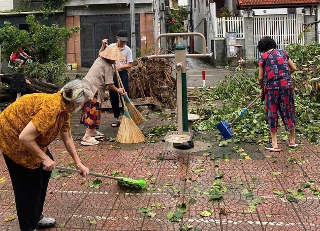 Hà Nội: Người dân Thủ đô chung tay khắc phục hậu quả bão số 3- Ảnh 6.