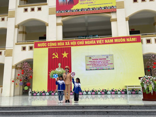 Công an TP Hoa Lư: Tuyên truyền an toàn giao thông cho gần 1700 giáo viên, học sinh- Ảnh 2.